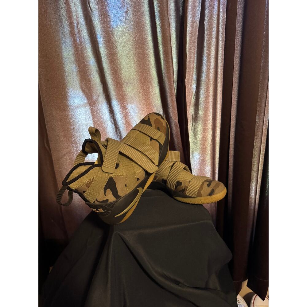 Nike Zoom Lebron XI II Sneakers CAMO Size 7 Men's